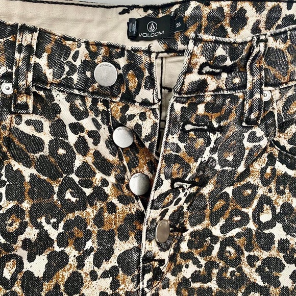 Y2K Volcom cheetah print jeans. Size 26 - Picture 5 of 7